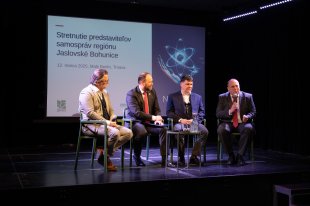 Zava: Ing. Miroslav arisk, riadite slovenskej poboky newcleo, Mgr. Jozef Viskupi, predseda Trnavskho samosprvneho kraja, Ing. Juraj Homola, generlny riadite Sekcie hodnotenia bezpenosti a kontrolnch innost radu jadrovho dozoru SR a RNDr. Peter Gerhart, PhD. predseda predstavenstva JAVYS