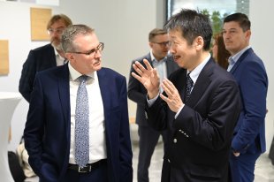 zava Milan Brdy, riadite divzie vyraovania JE V1 a PMU, JAVYS a Masahiro Yagi, generlny riadite pecilnej misie pre vyraovanie a pravu vody, Ministerstvo ekonomiky, obchodu a priemyslu, Japonsko (METI) 