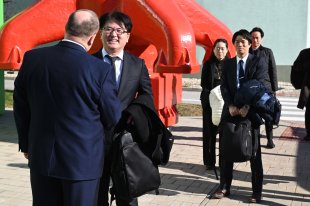 Zava Peter Gerhart, predseda predstavenstva, JAVYS  a Takaya Miyazaki, generlny riadite sekcie zodpovednej za reakciu na jadrov havrie, Ministerstvo ekonomiky, obchodu a priemyslu, Japonsko (METI)
