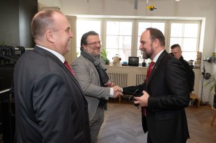 Zava: RNDr. Peter Gerhart, PhD. predseda predstavenstva JAVYS, Ing. Miroslav arisk, riadite slovenskej poboky newcleo a Mgr. Jozef Viskupi, predseda Trnavskho samosprvneho kraja. 